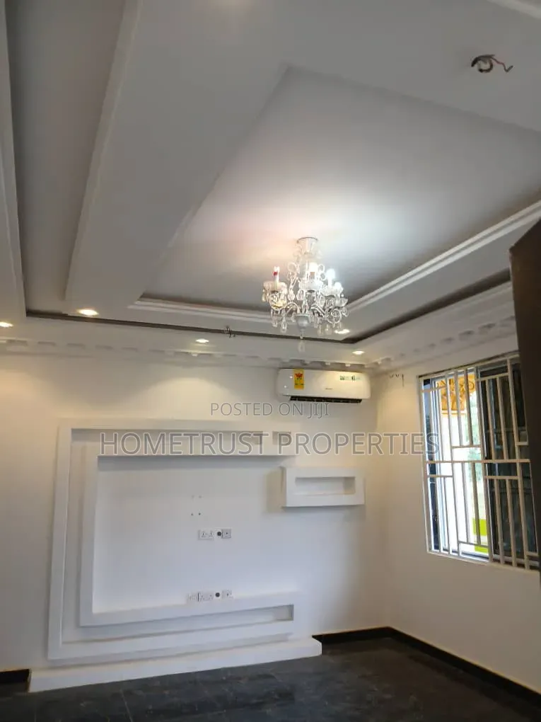 2bdrm Apartment in Taifa Burkina, Polyclinic for rent