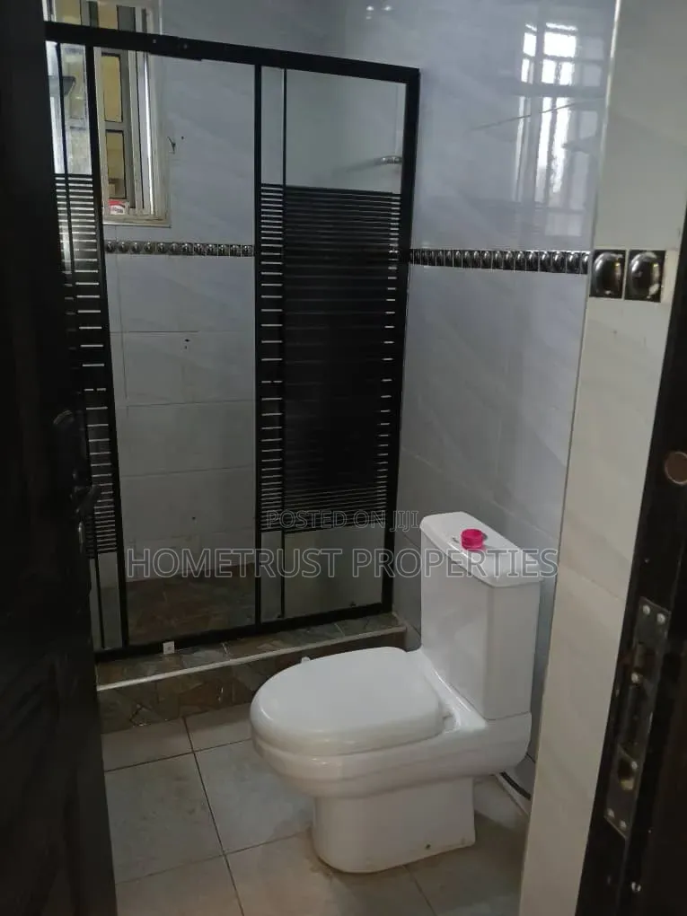 2bdrm Apartment in Taifa Burkina, Polyclinic for rent