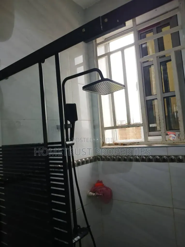 2bdrm Apartment in Taifa Burkina, Polyclinic for rent