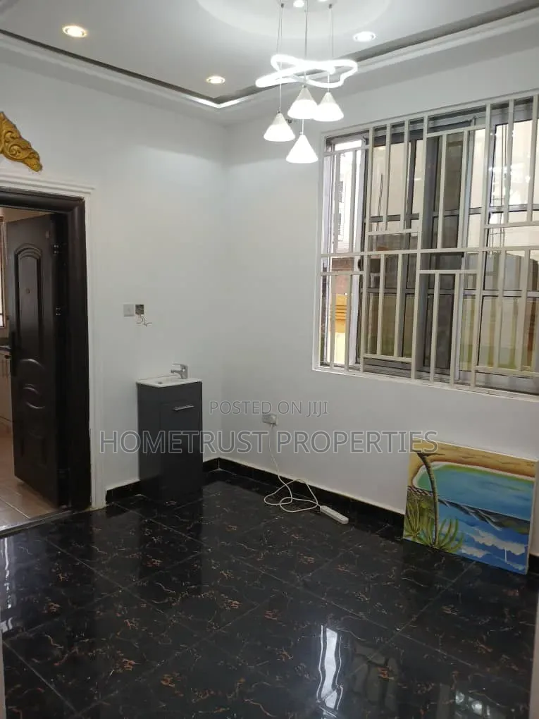 2bdrm Apartment in Taifa Burkina, Polyclinic for rent