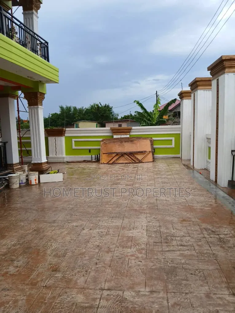 2bdrm Apartment in Taifa Burkina, Polyclinic for rent