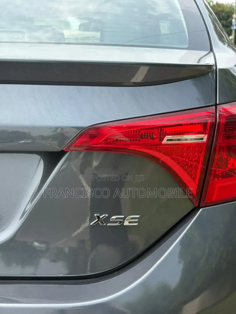Toyota Corolla XSE (1.8L 4cyl 2A) 2019 Gray