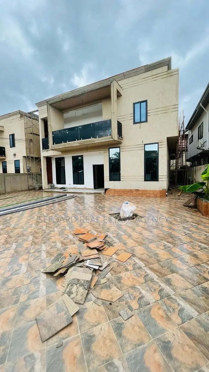 5bdrm House in Sefdard Properties, Ashomang Estate for sale