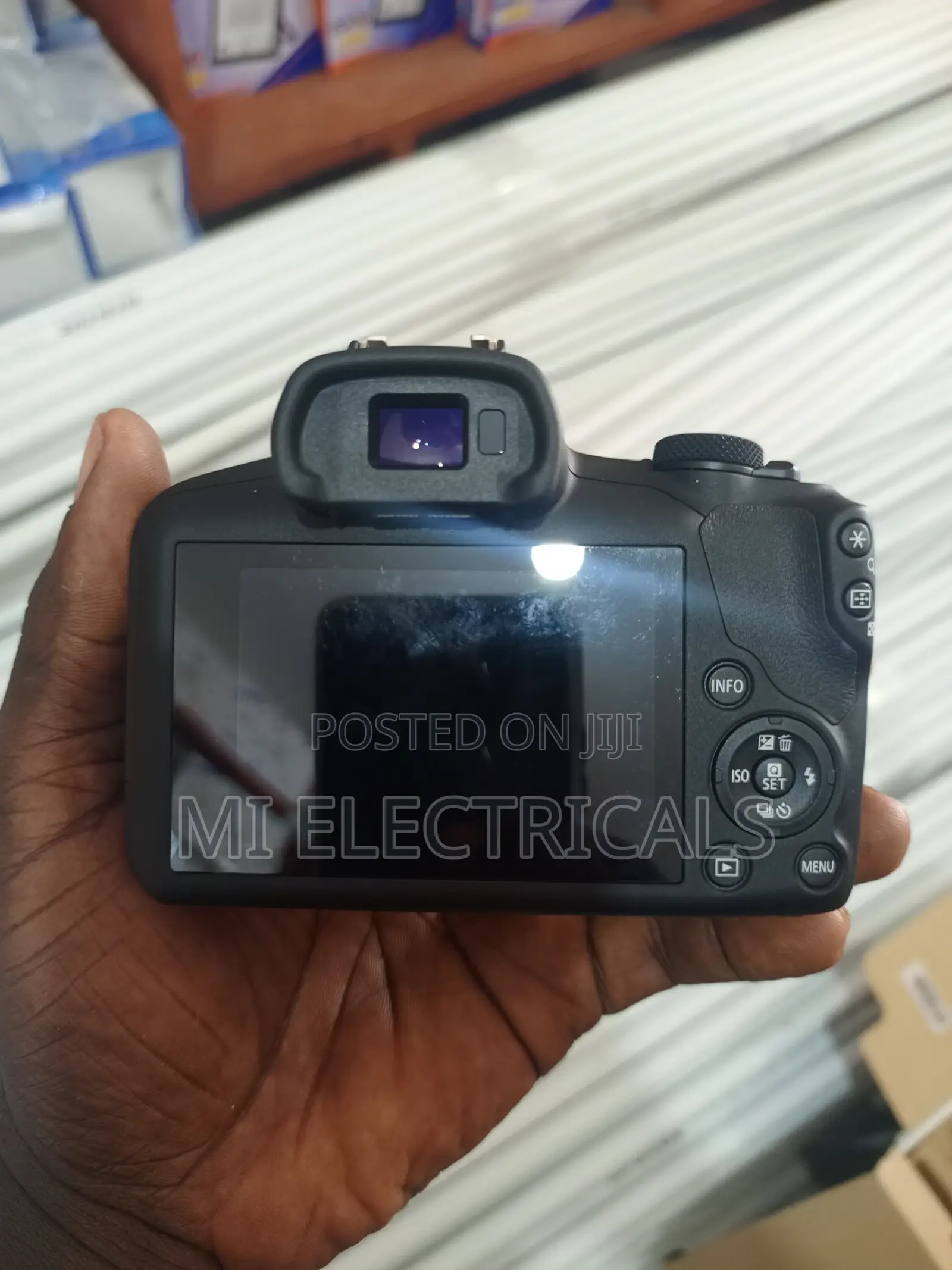 Canon Eos R100