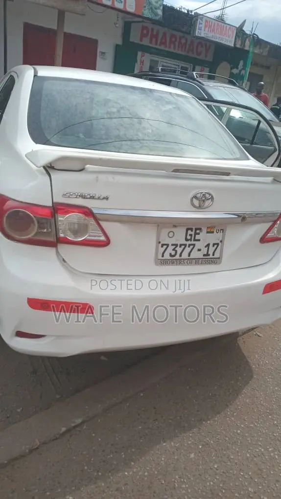 Toyota Corolla LE 4dr Sedan (1.8L 4cyl 4A) 2013 White