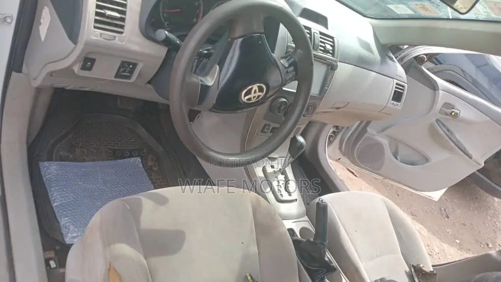 Toyota Corolla LE 4dr Sedan (1.8L 4cyl 4A) 2013 White
