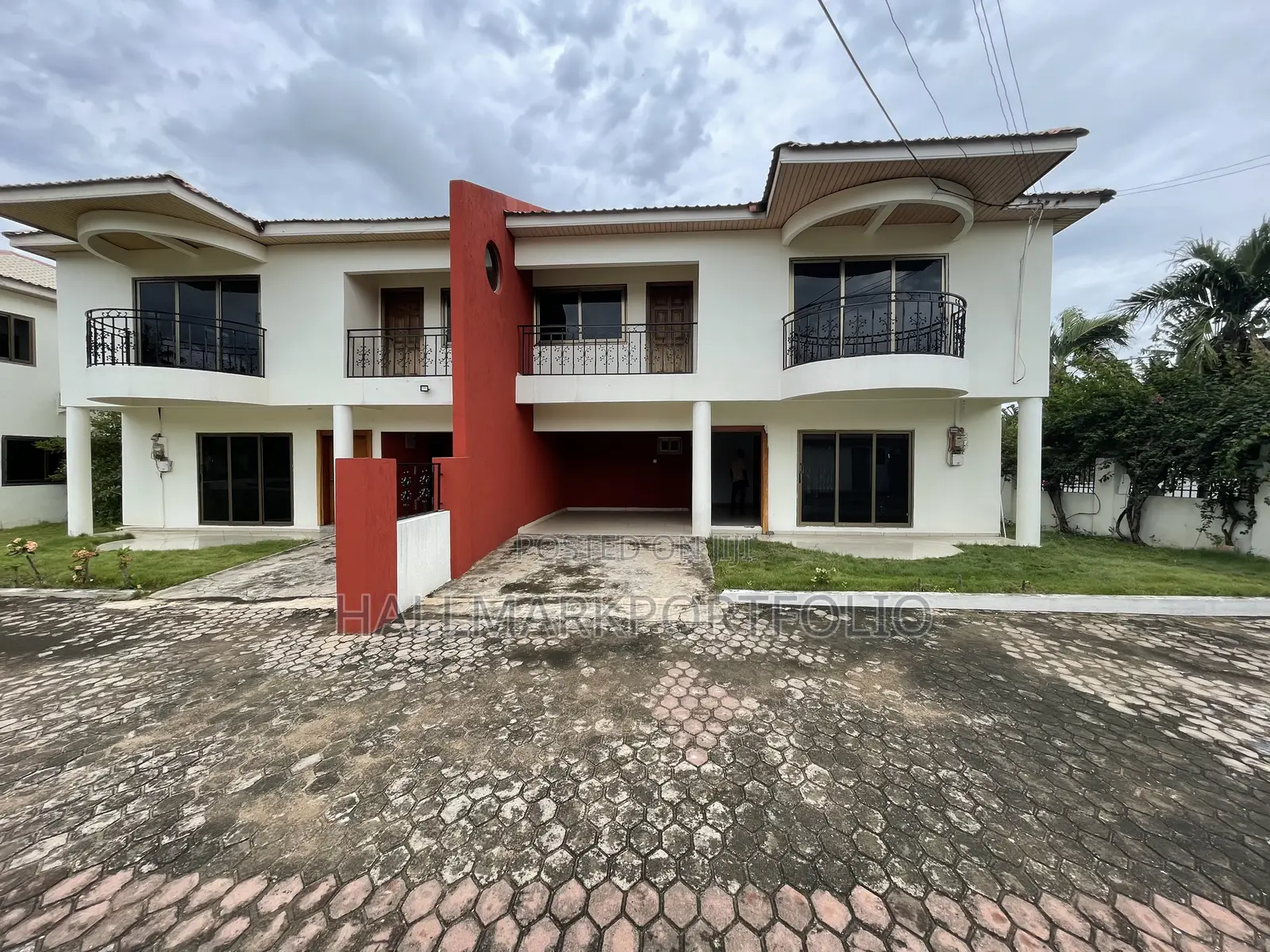 20bdrm Townhouse/Terrace in North Legon for sale