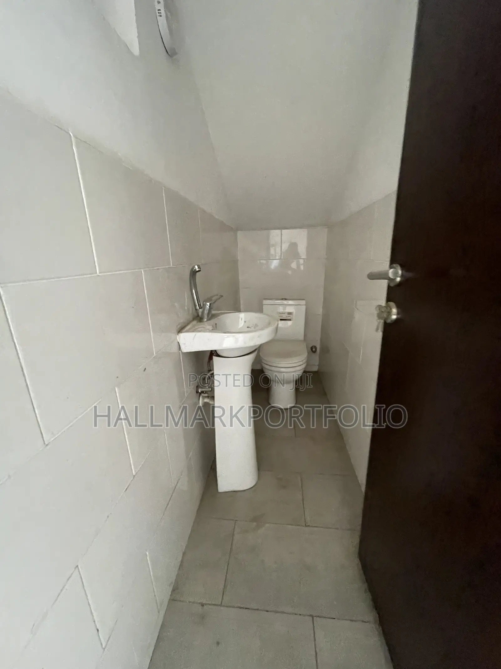20bdrm Townhouse/Terrace in North Legon for sale