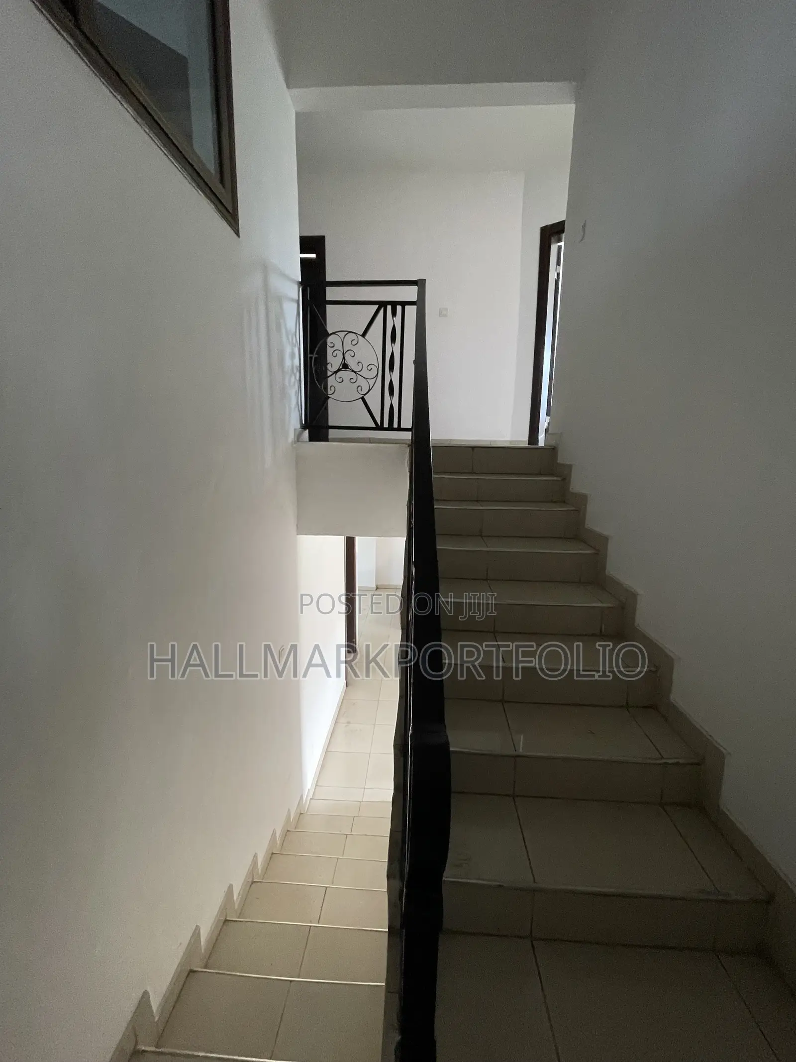 20bdrm Townhouse/Terrace in North Legon for sale