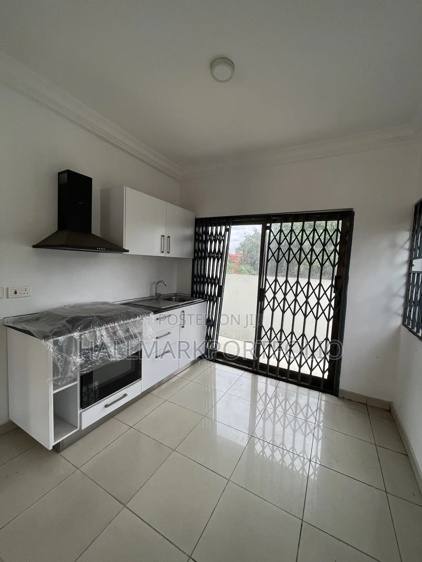 20bdrm Townhouse/Terrace in North Legon for sale