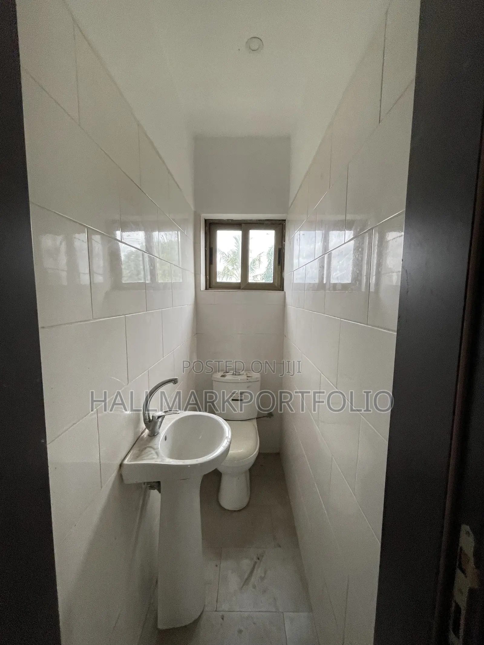 20bdrm Townhouse/Terrace in North Legon for sale