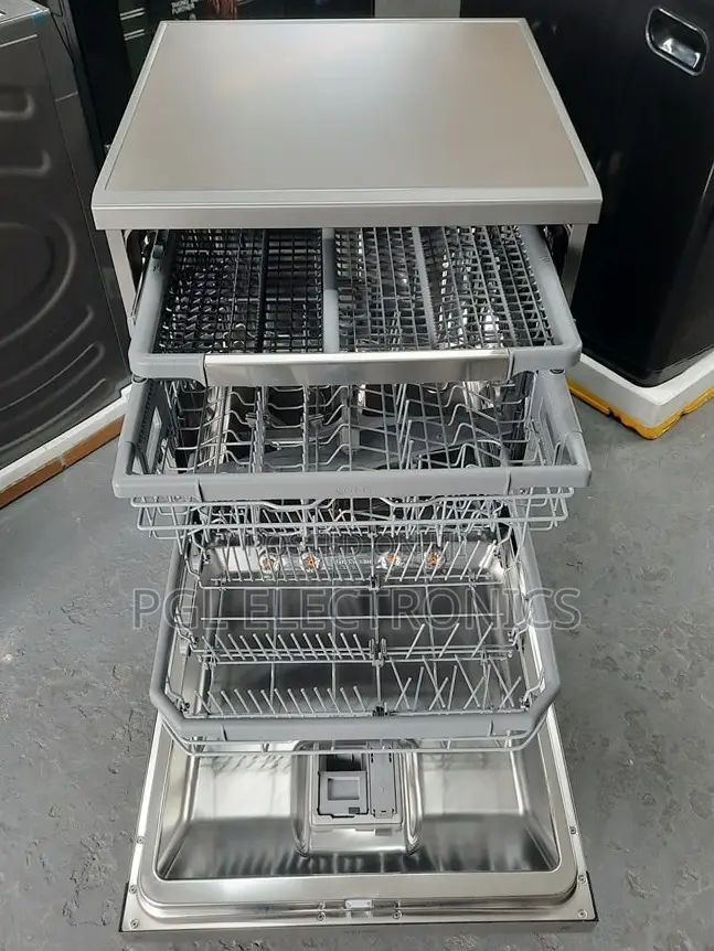 14 Place Quadwash Dishwasher With Truesteam in Stainless Finish