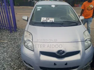 Toyota Vitz 2010 Silver