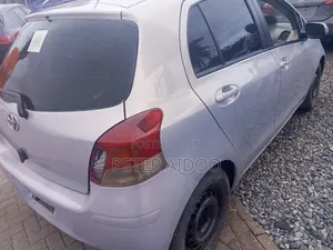 Toyota Vitz 2010 Silver
