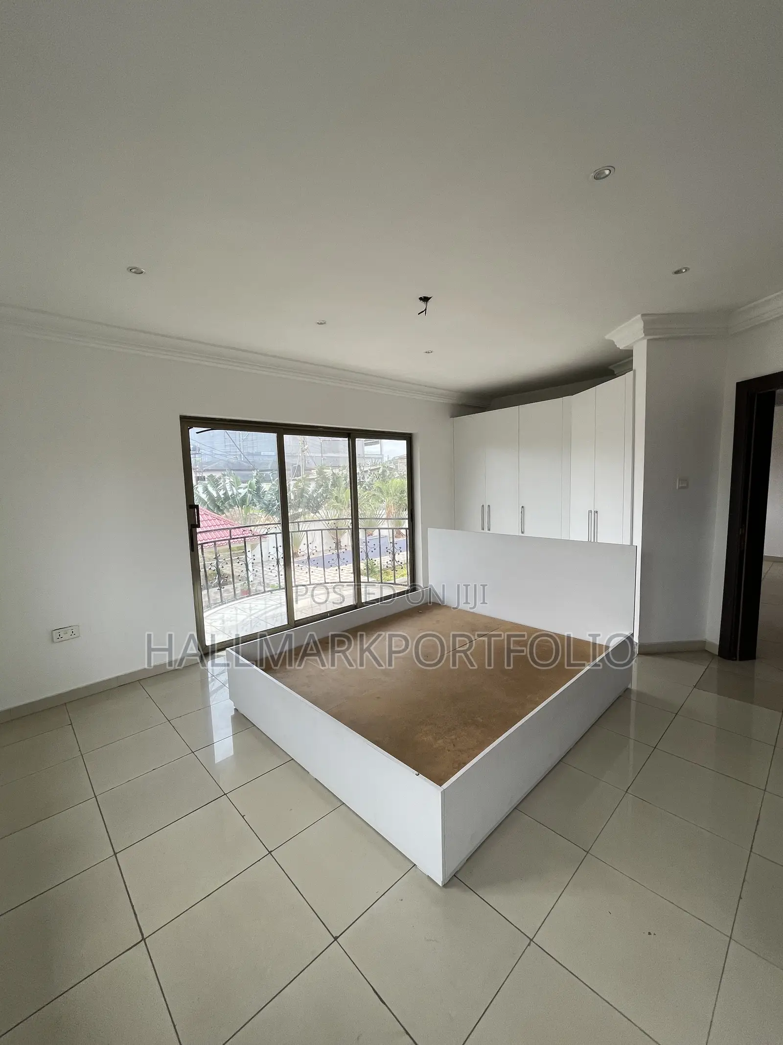 20bdrm Townhouse/Terrace in North Legon for sale