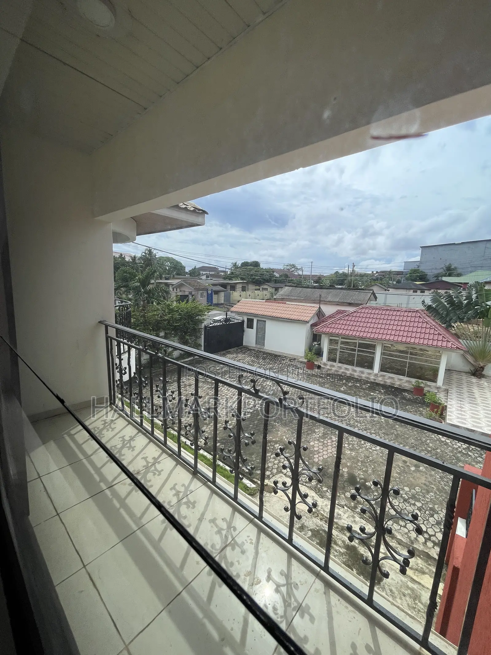 20bdrm Townhouse/Terrace in North Legon for sale