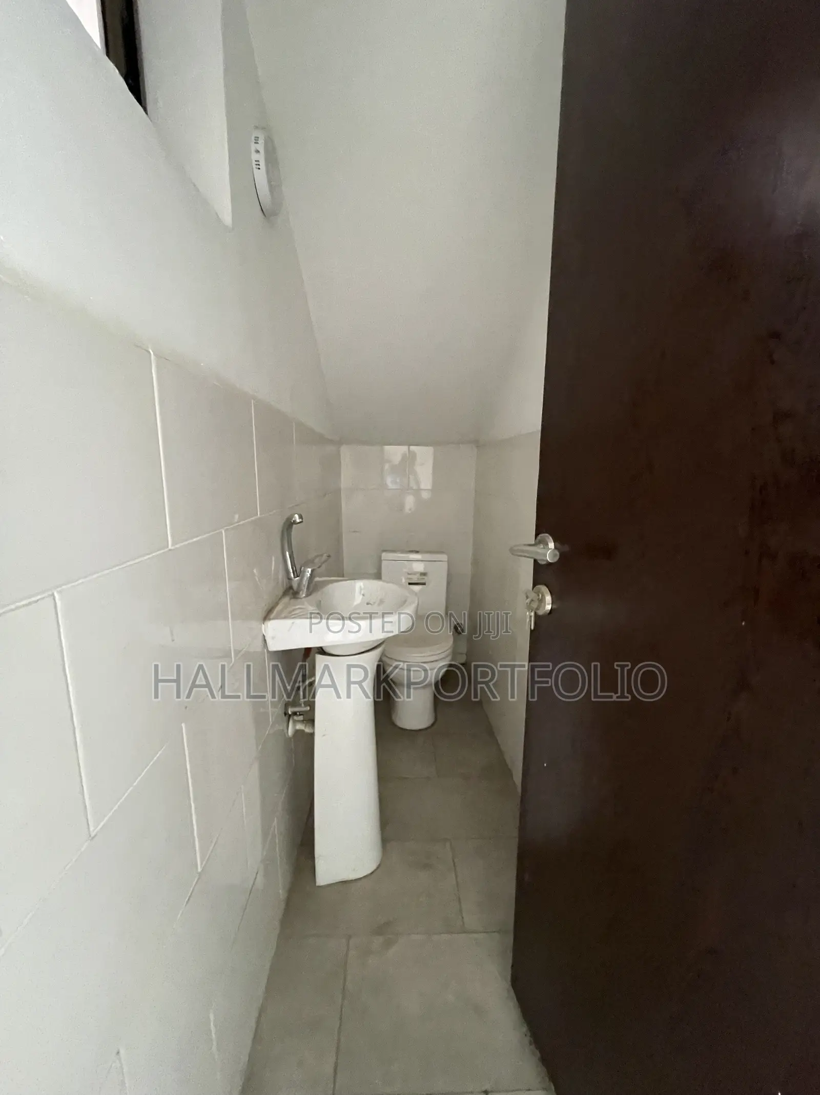 20bdrm Townhouse/Terrace in North Legon for sale