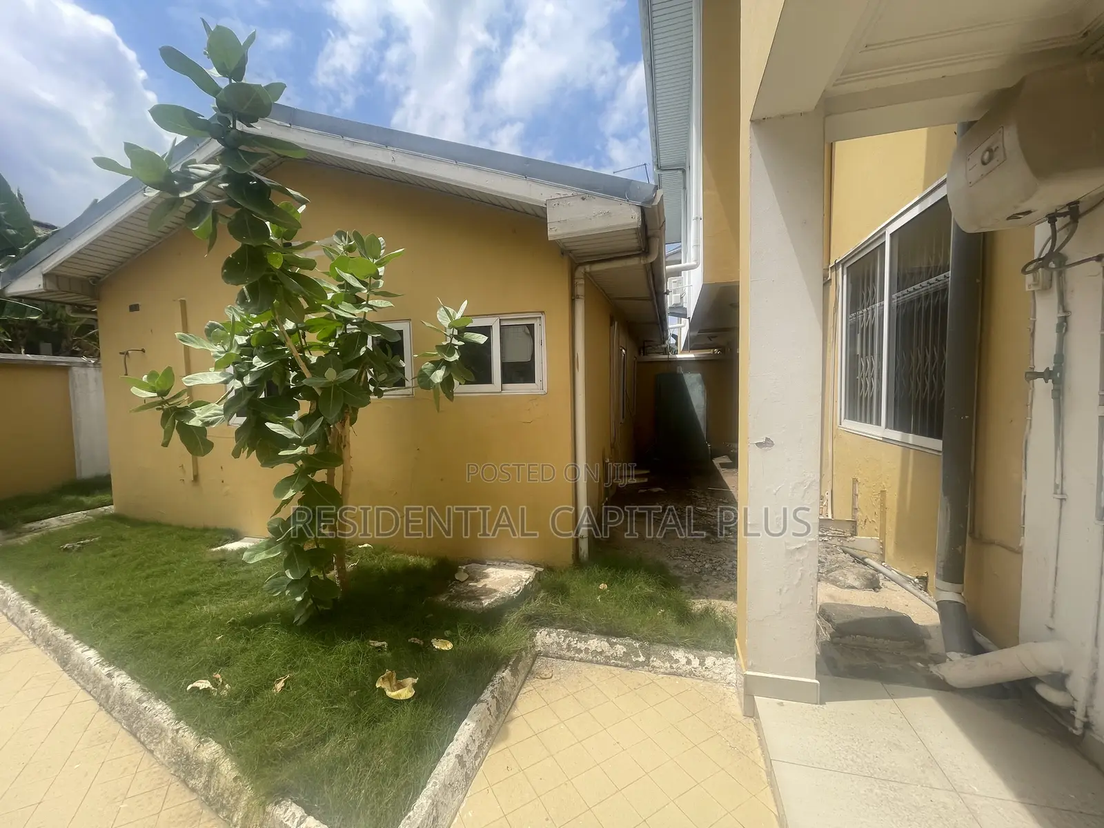 8bdrm House in Osu - Odwira Road for sale