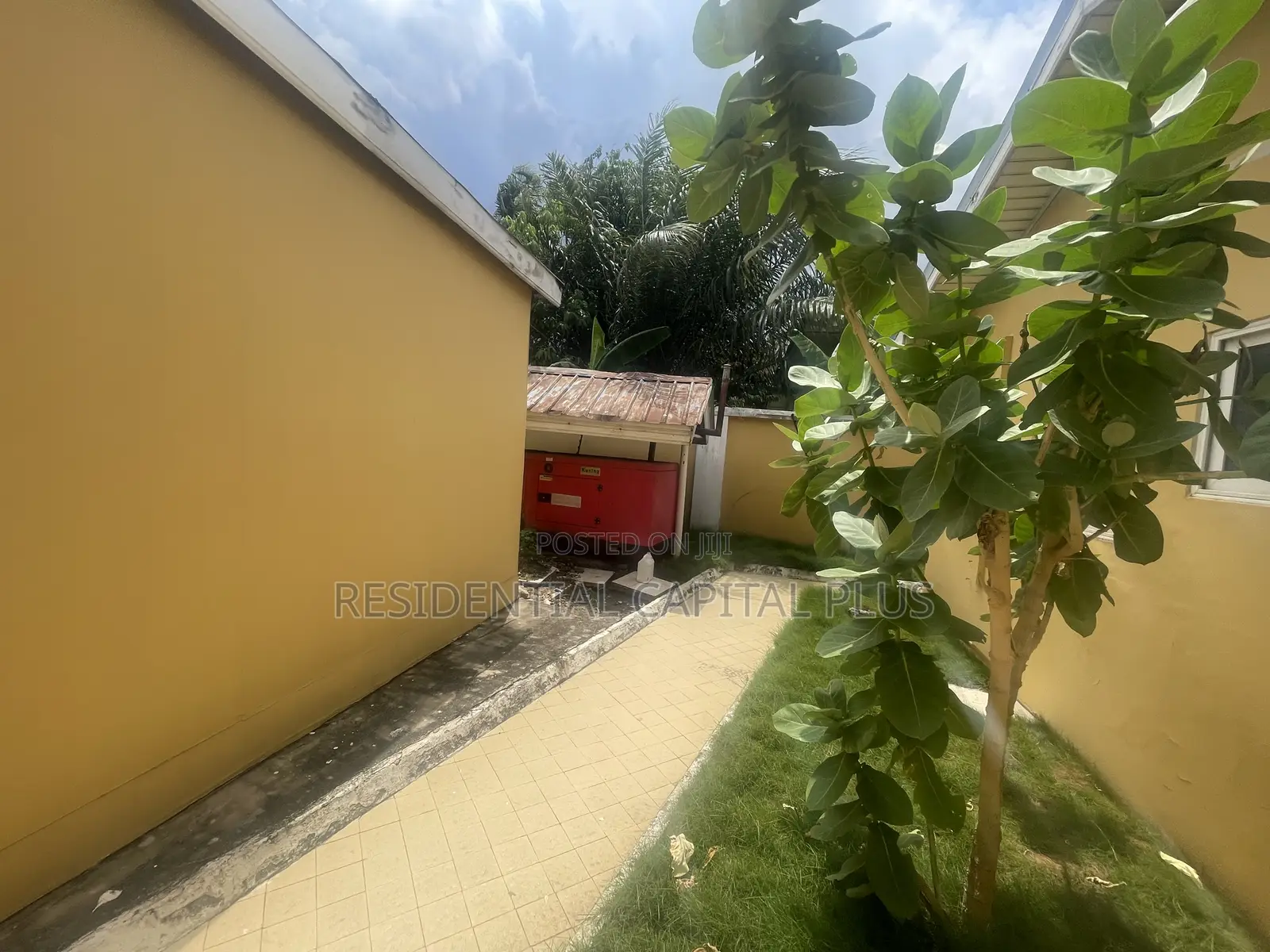 8bdrm House in Osu - Odwira Road for sale