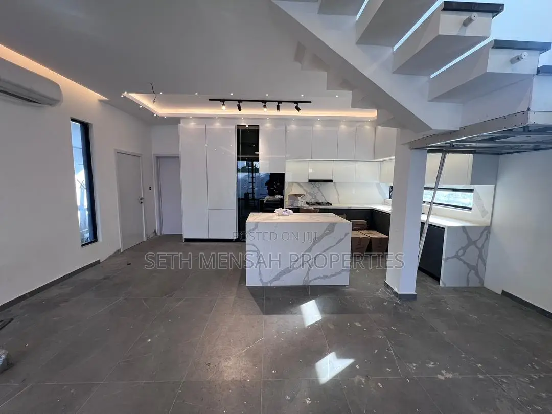 4bdrm House in 4 Bedroom Townhouse, Dzorwulu for rent