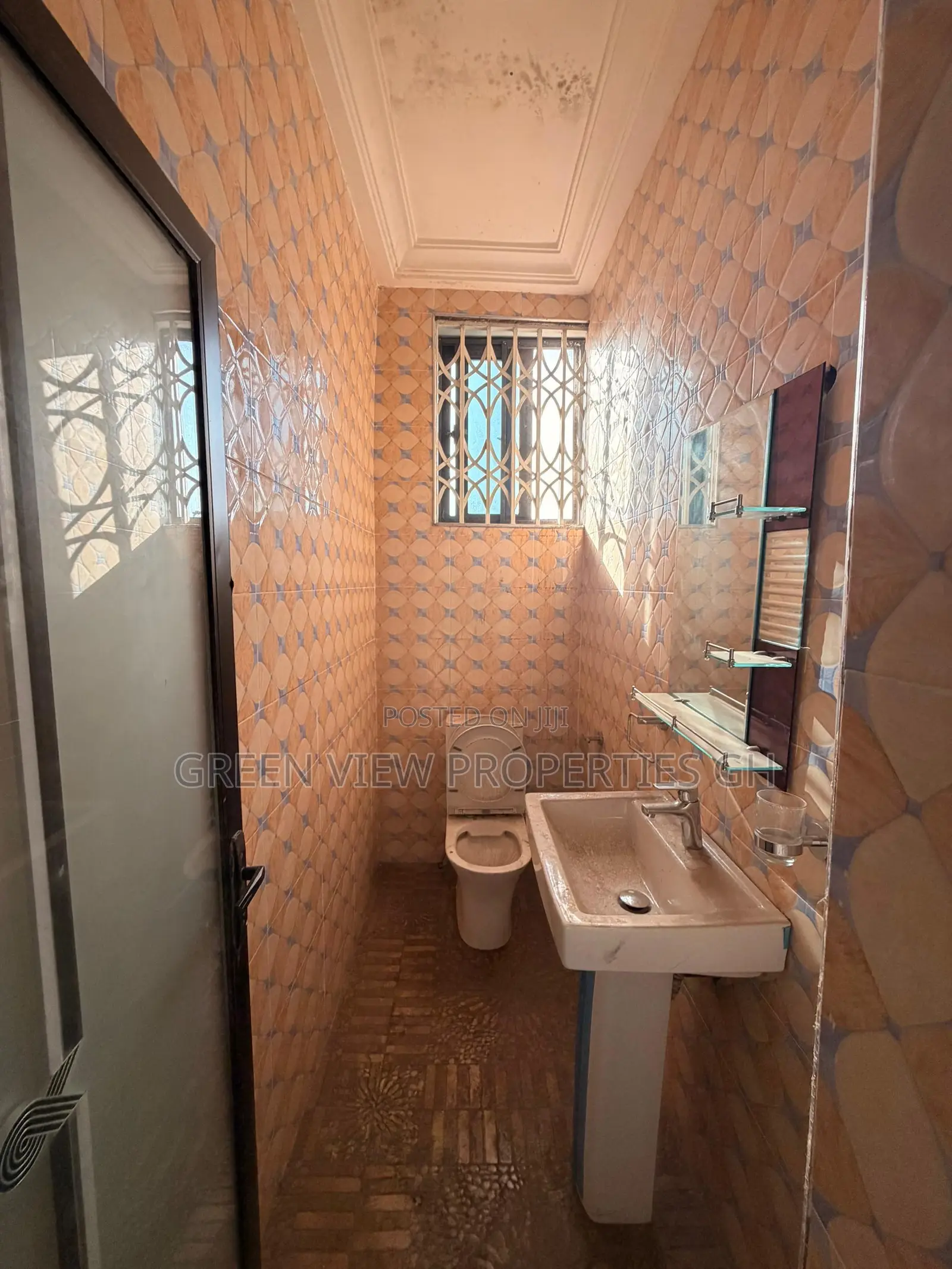 3bdrm Apartment in West Hills Mall Area for rent