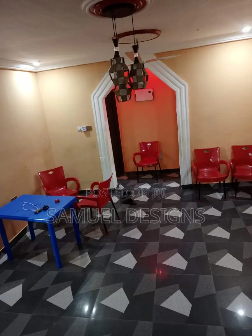7bdrm Apartment in School Junction, Pokuase for sale