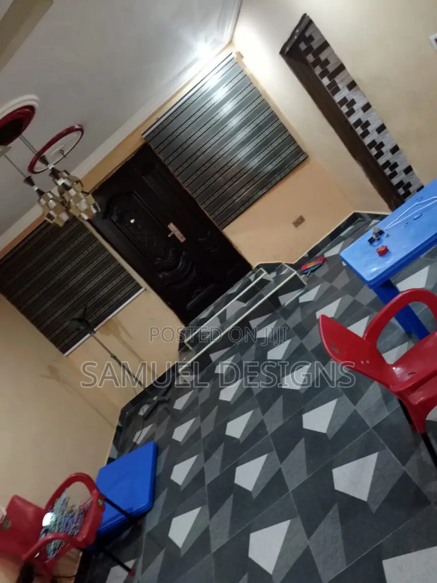 7bdrm Apartment in School Junction, Pokuase for sale