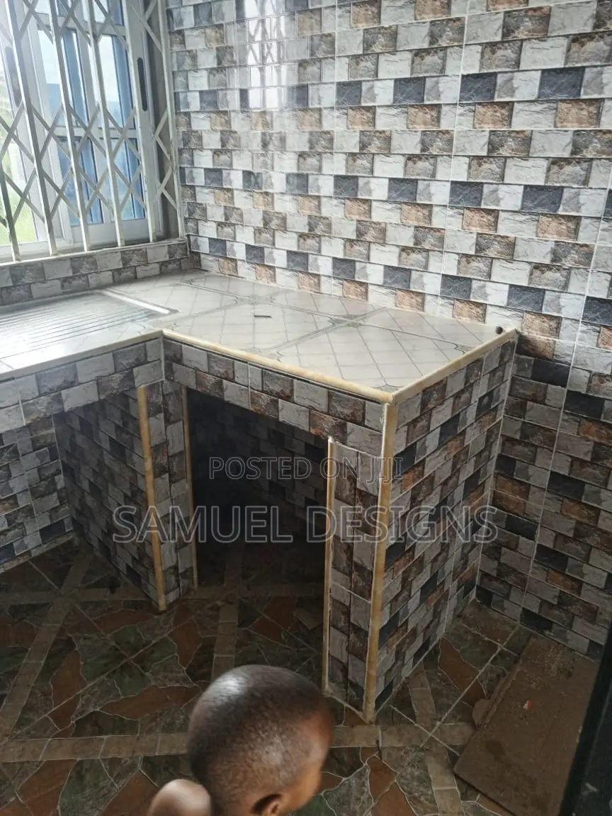 7bdrm Apartment in School Junction, Pokuase for sale
