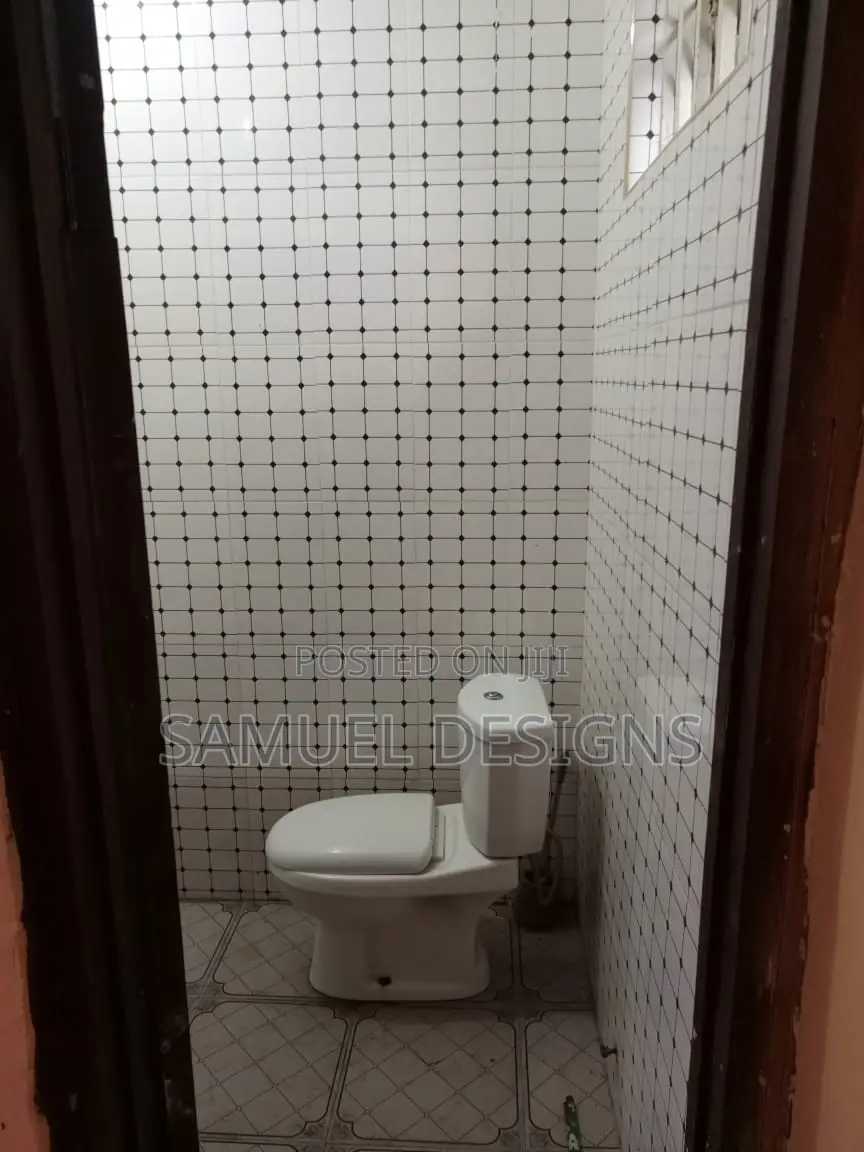 7bdrm Apartment in School Junction, Pokuase for sale