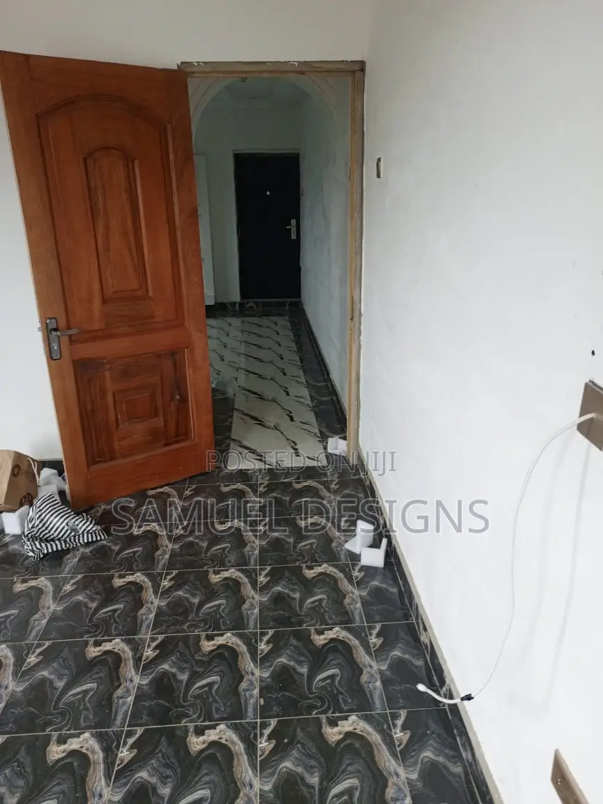 7bdrm Apartment in School Junction, Pokuase for sale