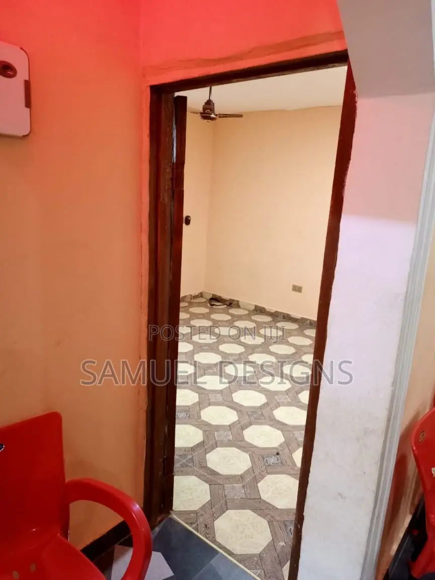 7bdrm Apartment in School Junction, Pokuase for sale