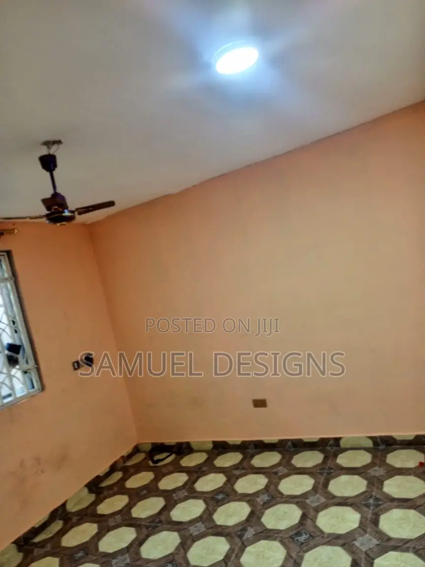 7bdrm Apartment in School Junction, Pokuase for sale