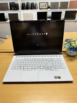 New Laptop Alienware M17 r3 32GB Intel Core i7 SSD 1T