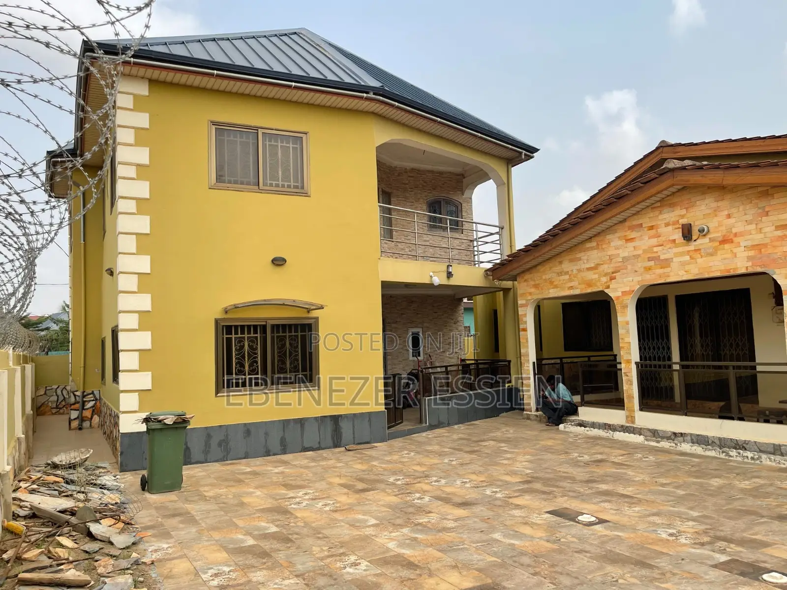 9bdrm House in West Hills Mall Side for sale