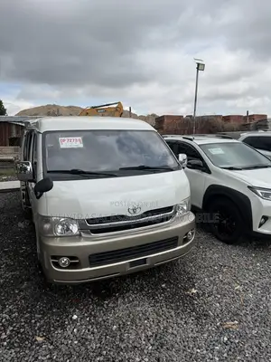 Toyota HiAce 2017 White