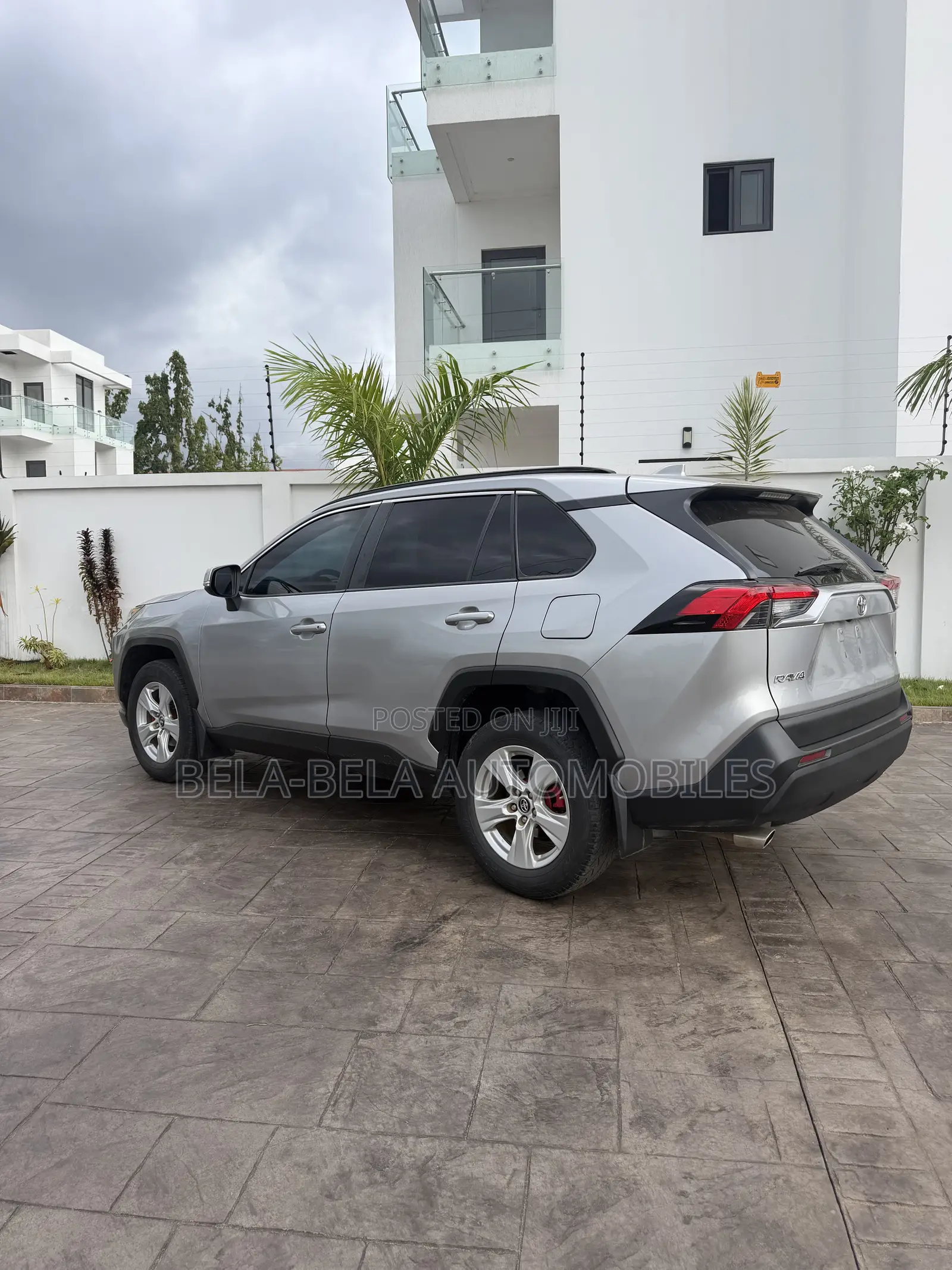 Toyota RAV4 XLE AWD 2019 Silver