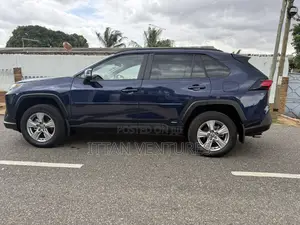Toyota RAV4 XLE 2025 Blue