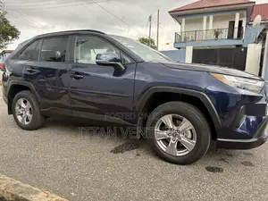 Toyota RAV4 XLE 2025 Blue