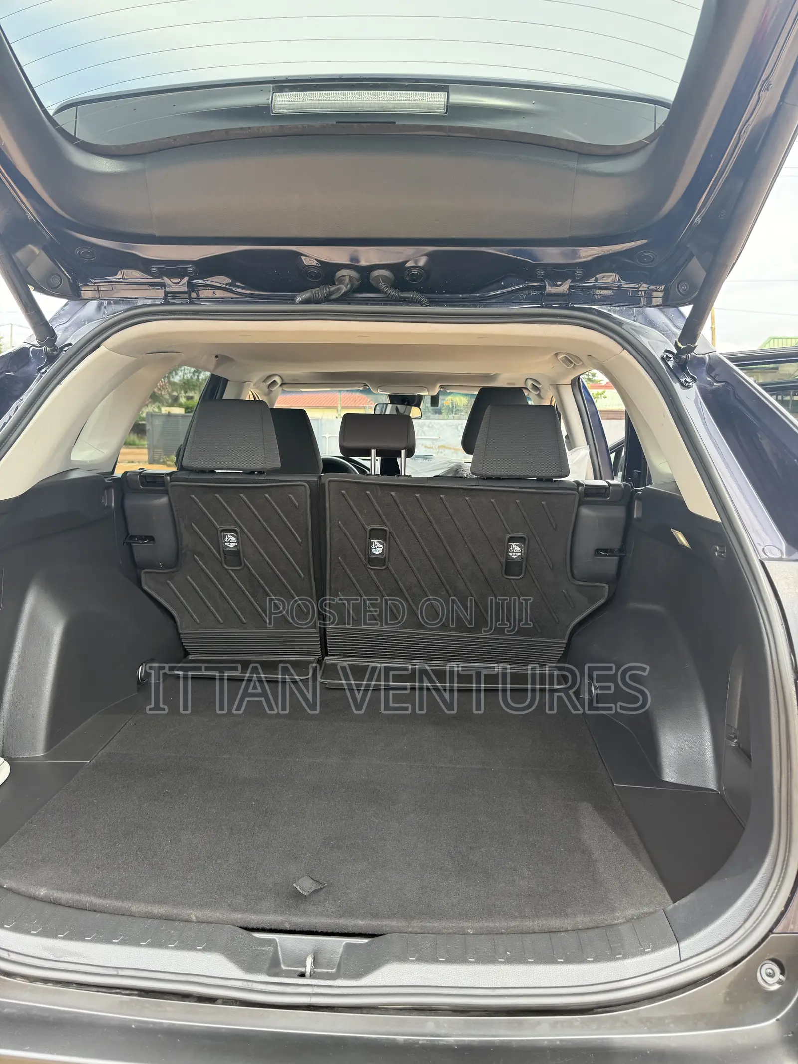 Toyota RAV4 XLE 2025 Blue