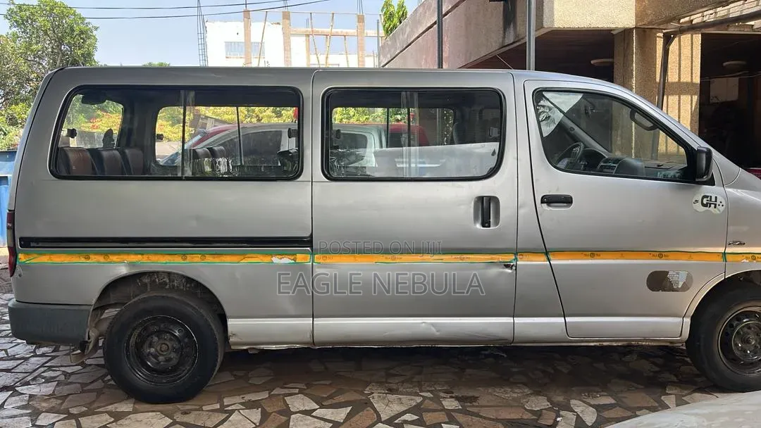 Toyota HiAce 2010 Red