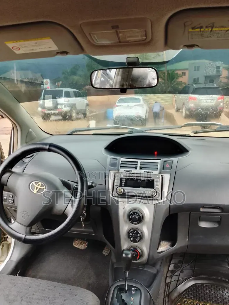 Toyota Vitz 2010