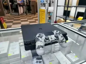 Play Station 4 Slim
