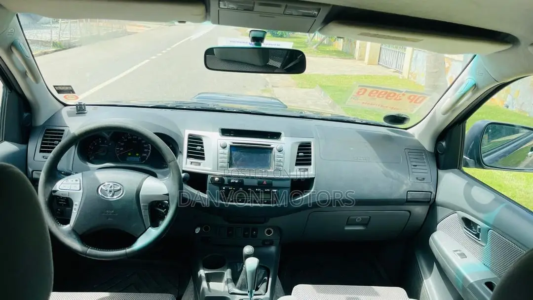 Toyota Hilux 2015 Gray