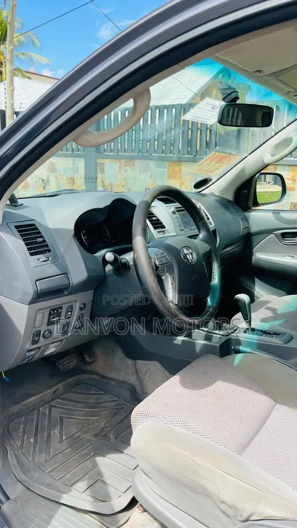 Toyota Hilux 2015 Gray