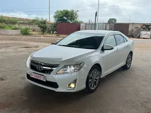 Toyota Camry LE 4dr Sedan (2.5L 4cyl 6A) 2013 Pearl
