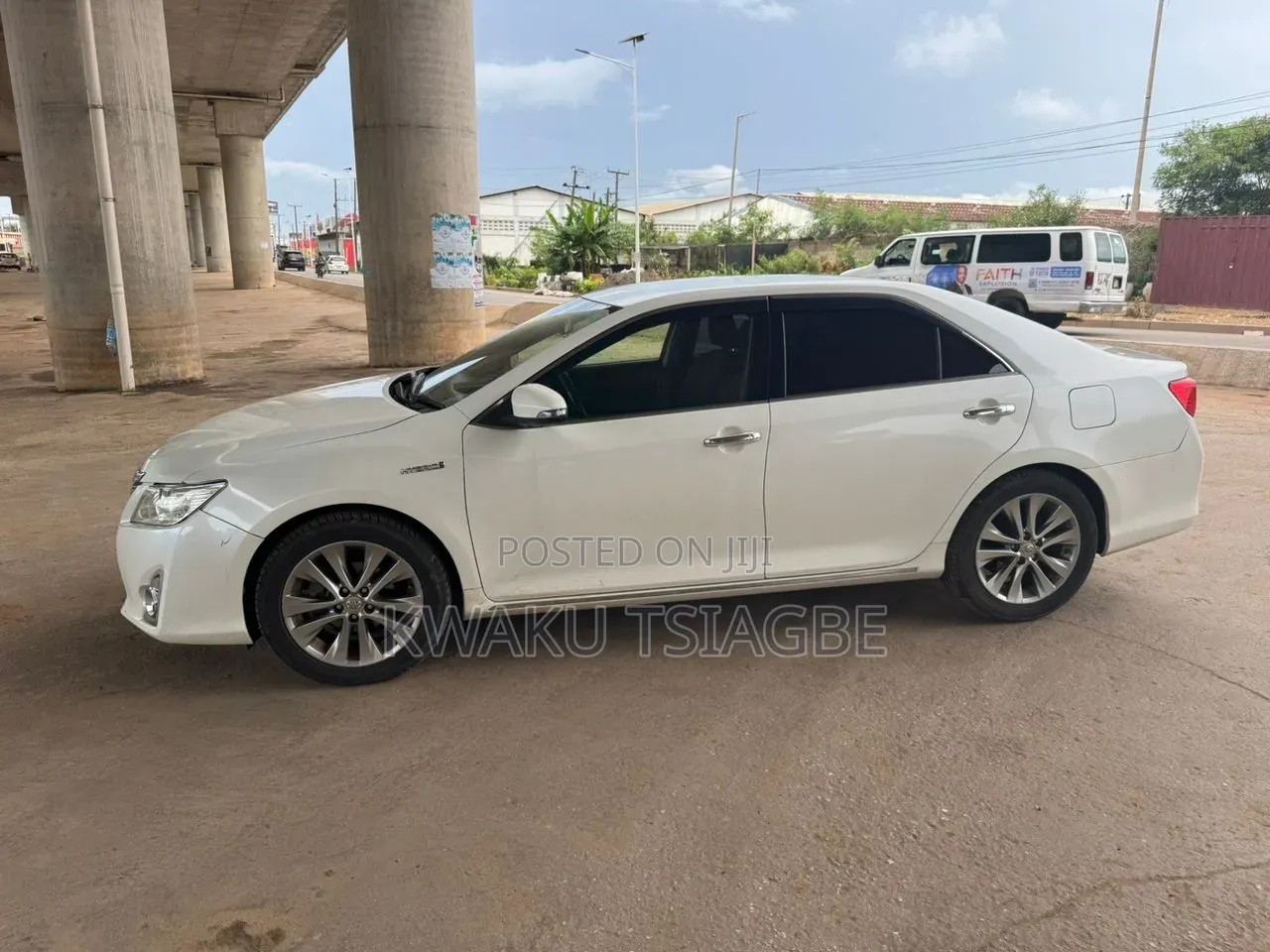 Toyota Camry LE 4dr Sedan (2.5L 4cyl 6A) 2013 Pearl