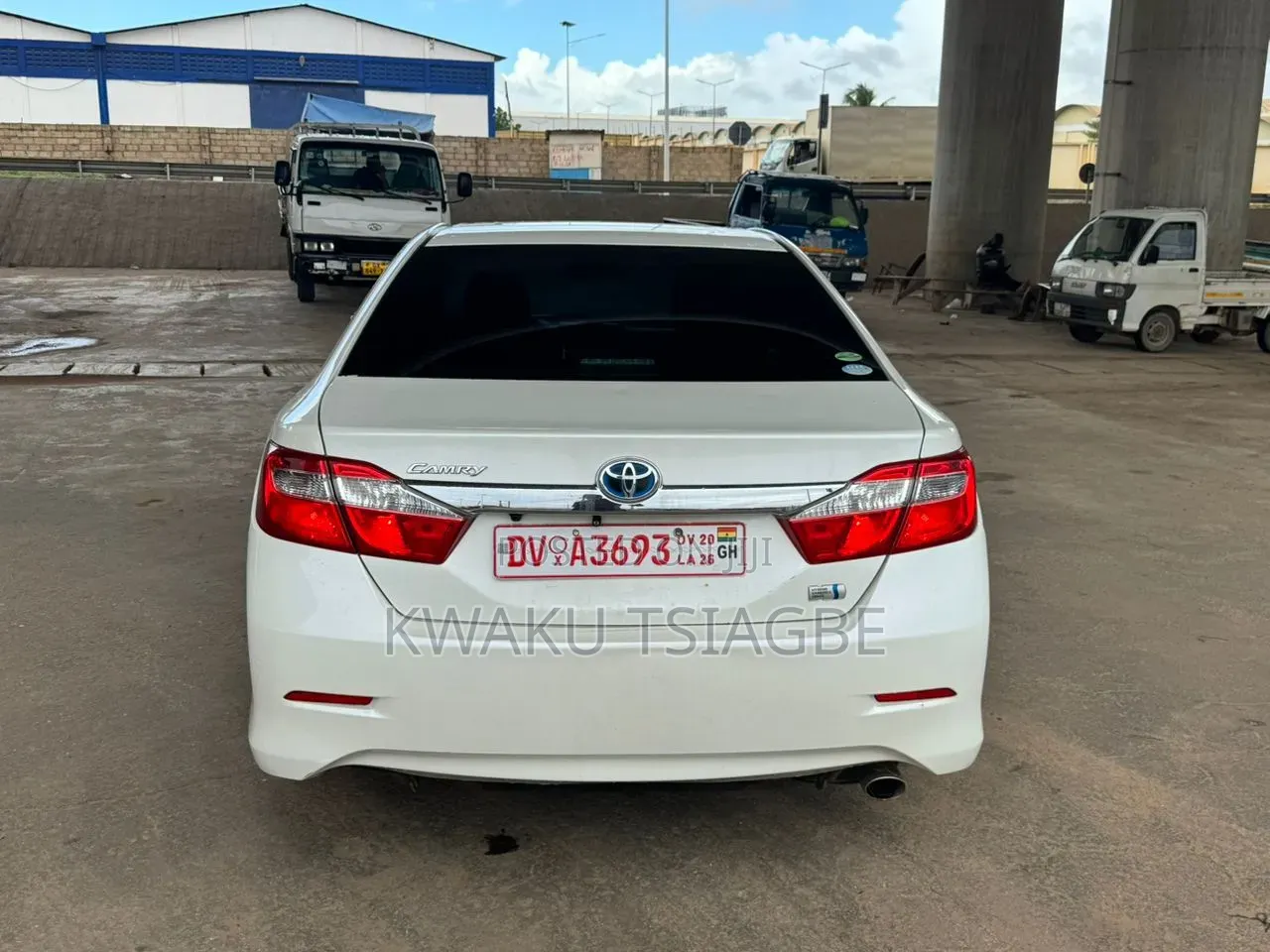 Toyota Camry LE 4dr Sedan (2.5L 4cyl 6A) 2013 Pearl