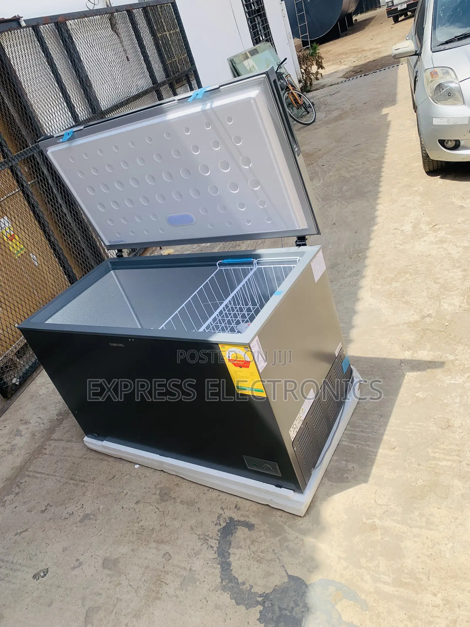 Hot Deal on Samsung 371l Chest Freezer Single Door Grey With