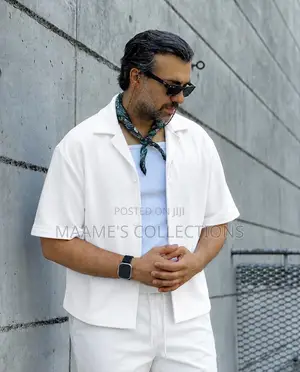 Men’S Textured Short-Sleeve Collared Shirt.