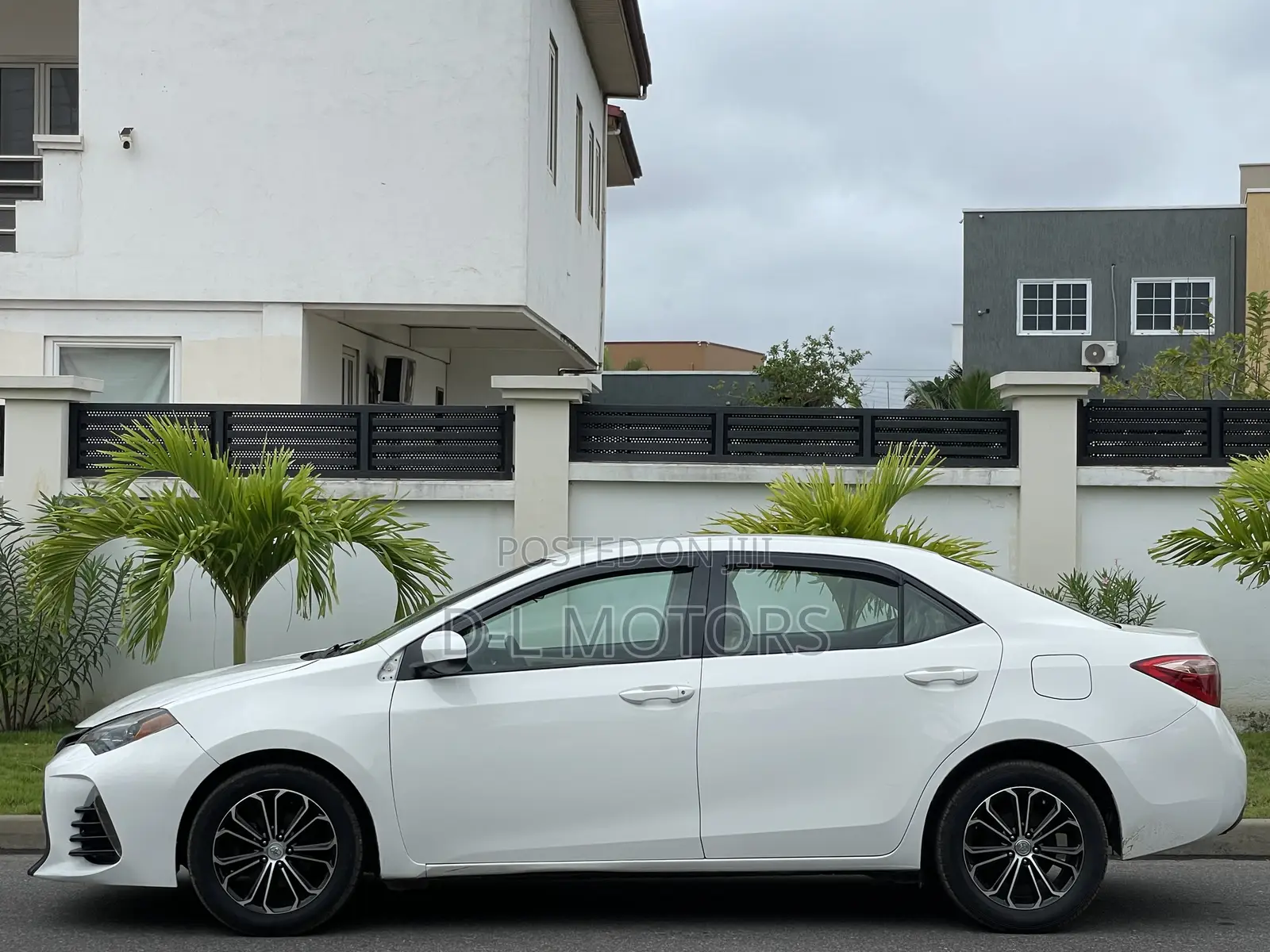 Toyota Corolla LE (1.8L 4cyl 2A) 2018 White